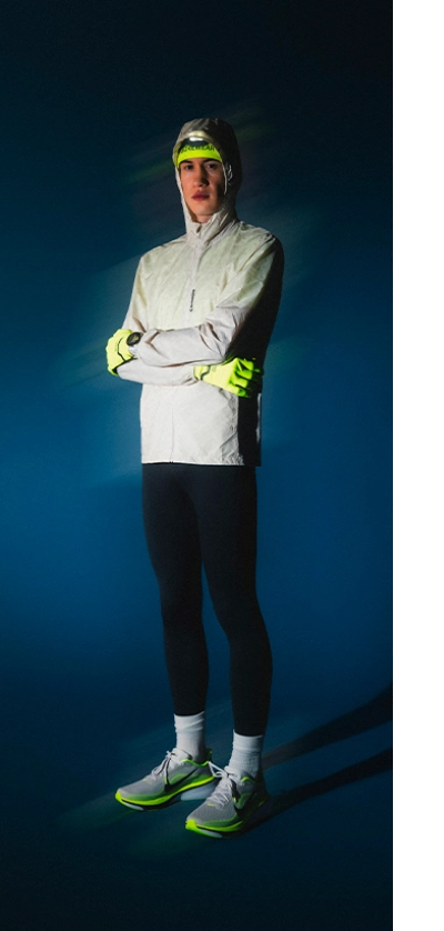 Mann in reflektivem Running-Outfit