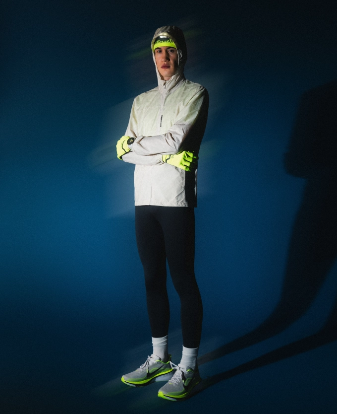 Mann in reflektivem Running-Outfit