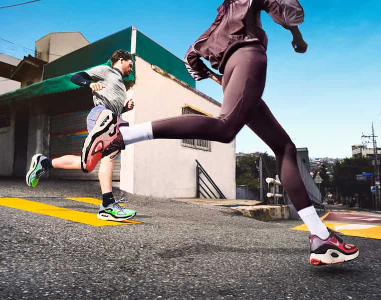 Gruppe Personen mit Nike Schuhen