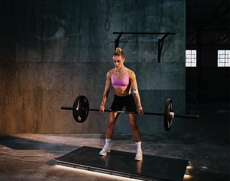 Frau beim Krafttraining