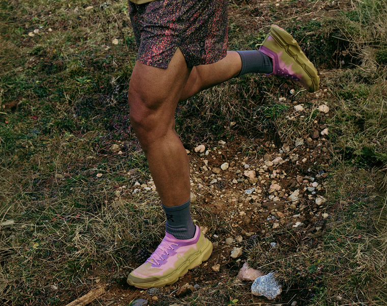 Frau und Mann beim Trailrunning