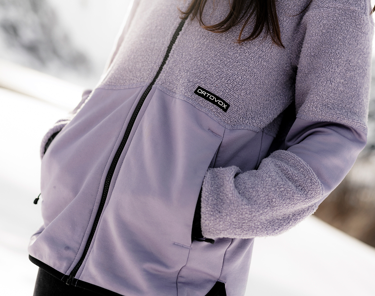 Frau trägt Ortovox Fleecejacke
