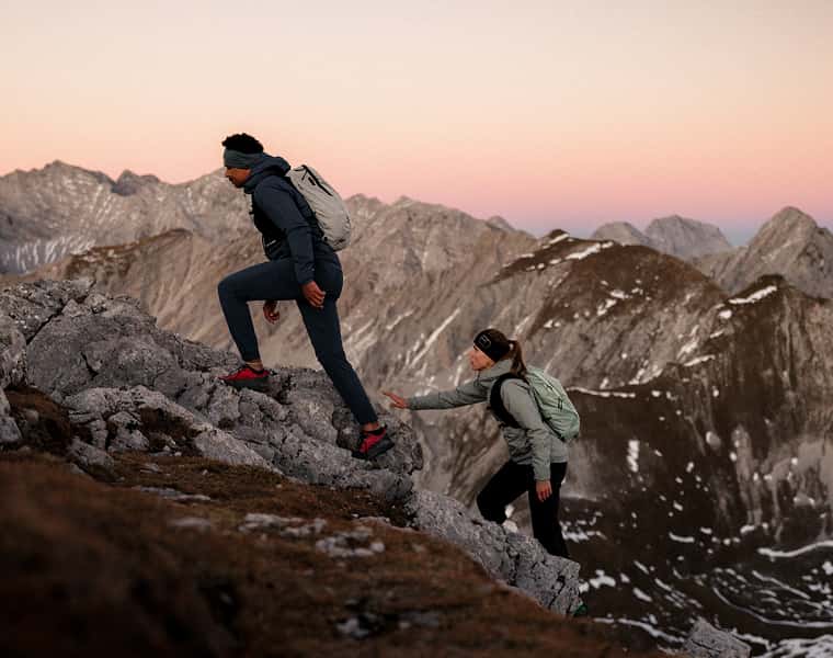 Zwei Wanderer*innen mit Ortovox Rucksäcken