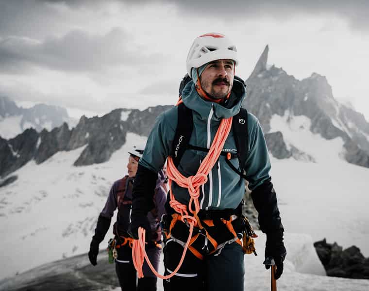 Mann und Frau in Ortovox Hochtouren-Ausrüstung