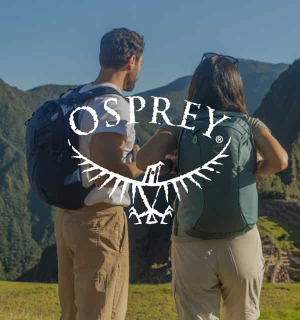Zwei Personen mit Reiserucksäcken und Osprey Logo