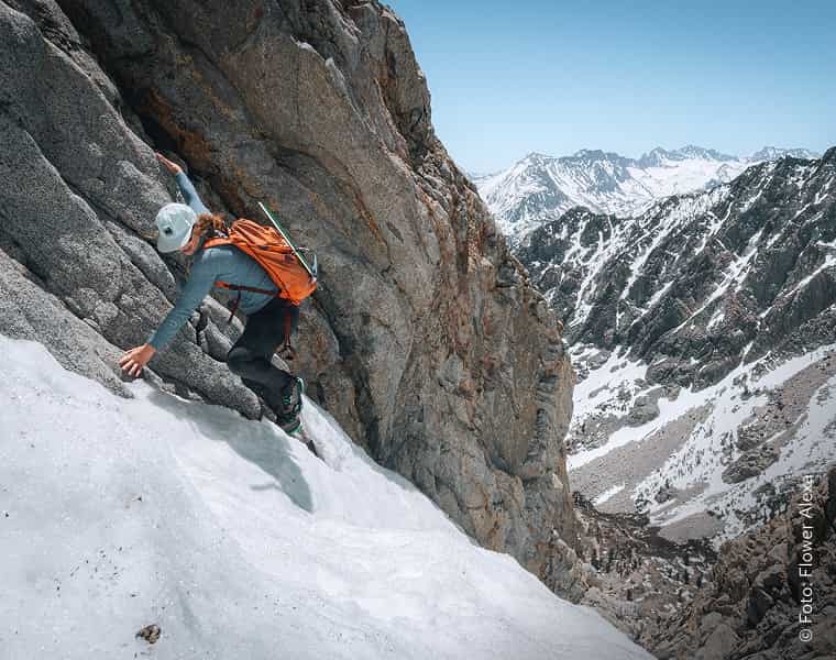Frau beim Klettern in eisigem Gelände