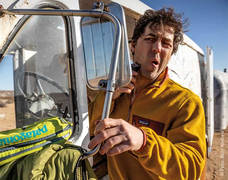 Mann in gelber Fleecejacke