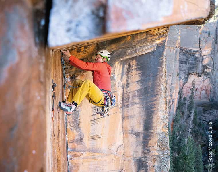 Mann in Patagonia Kletterbekleidung