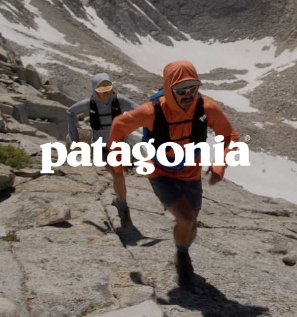 Personen beim Wandern und Patagonia Logo