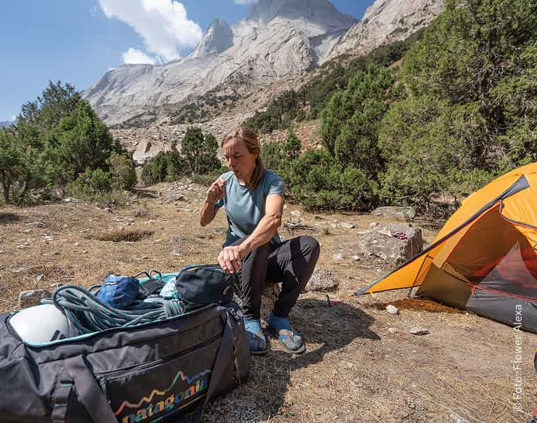 Frau mit Patagonia Duffel