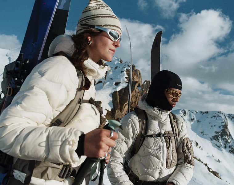 Zwei Skifahrer*innen mit Peak Performance Helium-Jacken