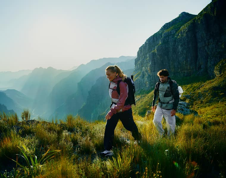 Zwei Wanderer mit Peak Performance Wanderbekleidung