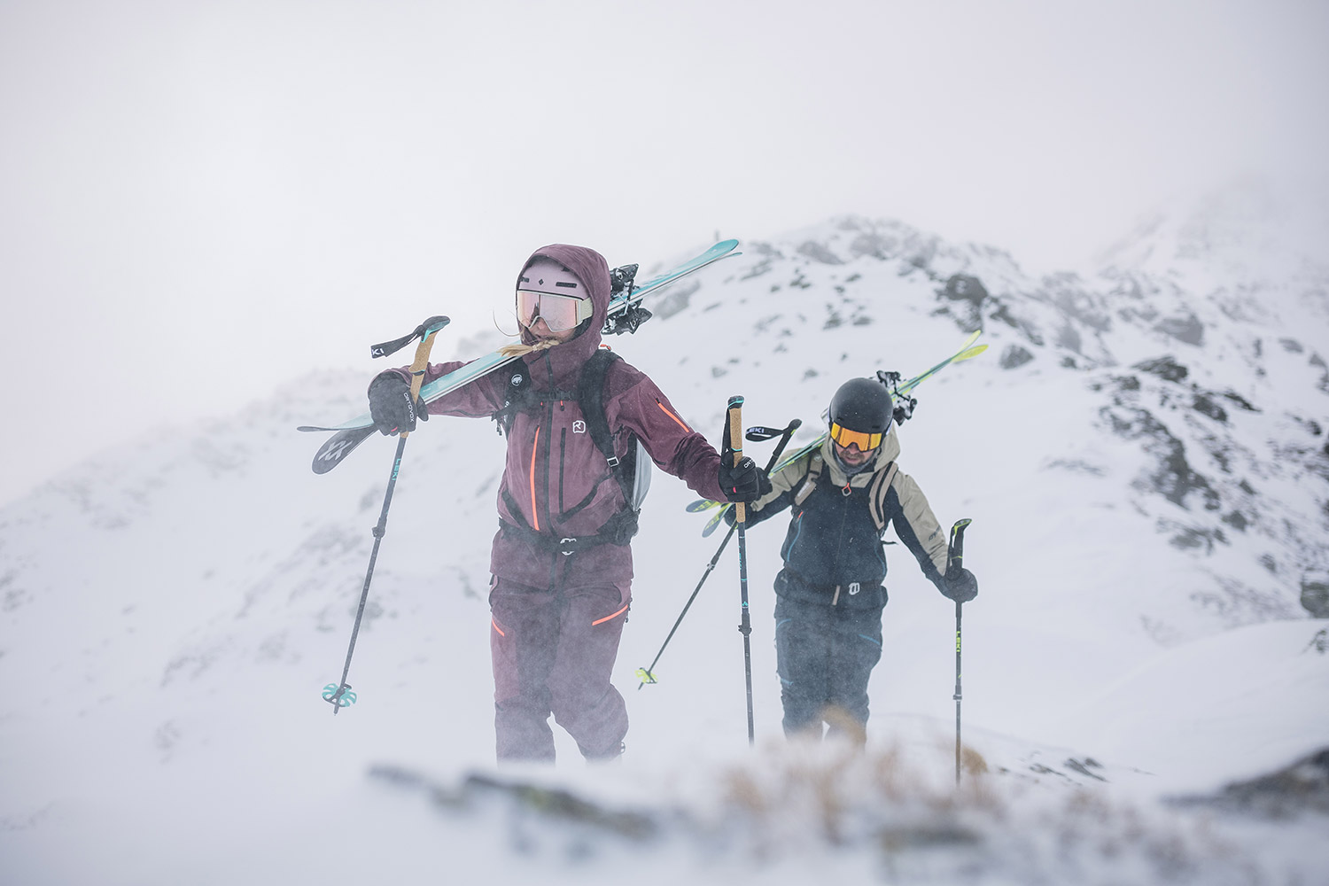 Zwei Freerider*innen im Schneesturm