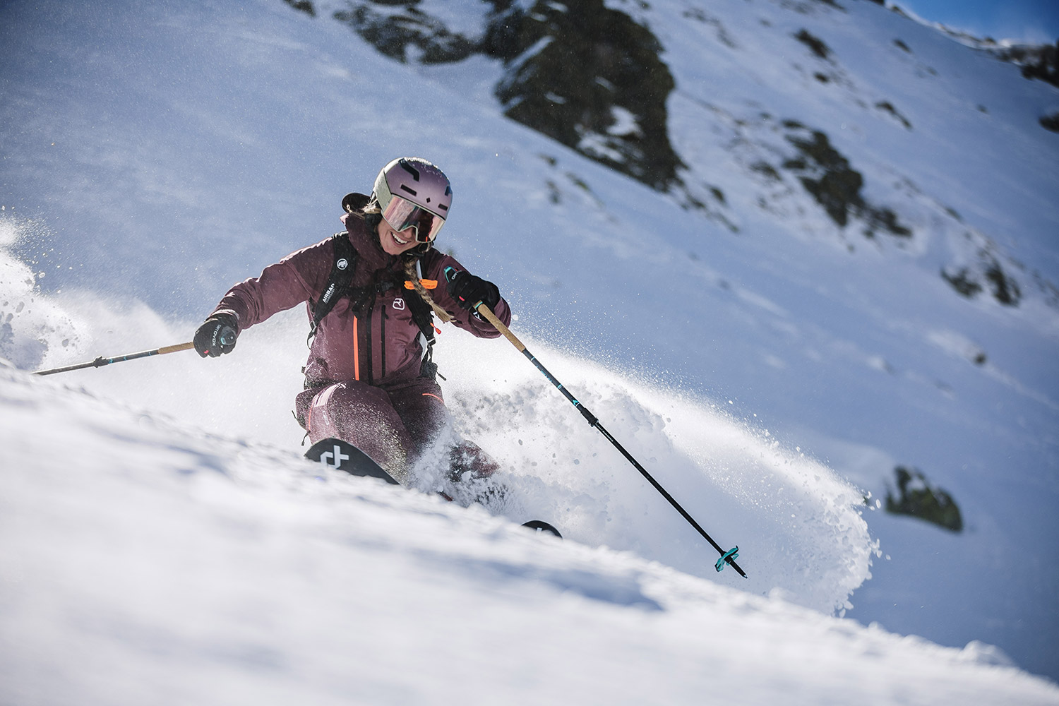 Freeride-Skifahrerin im Pulverschnee