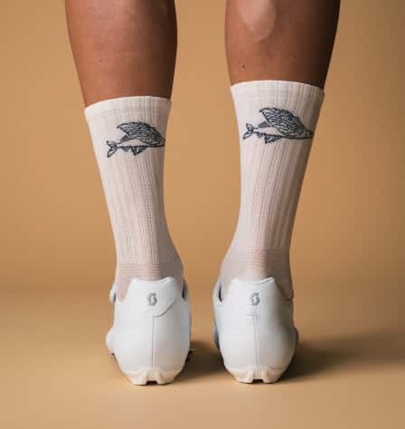 Rennradfahrer mit weißen Fahrradsocken