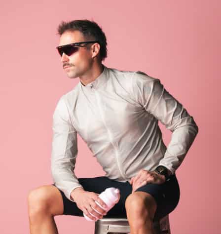 Rennradfahrer mit Fahrradjacke