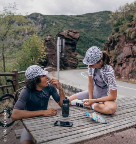 Zwei Rennradfahrer*innen bei einer Pause