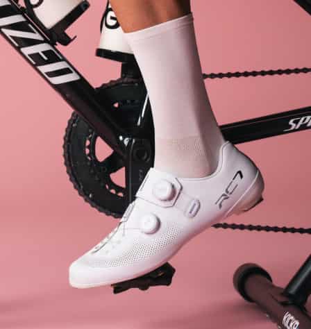 Rennradfahrer mit weißen Rennradschuhen