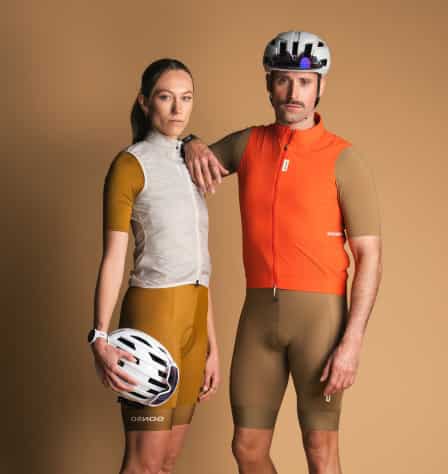 Paar in Rennrad-Bekleidung