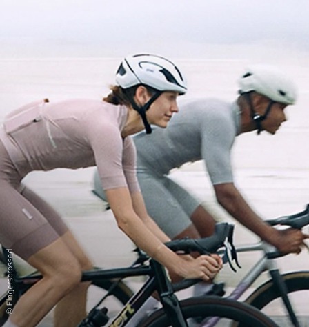 Zwei Rennradfahrer*innen