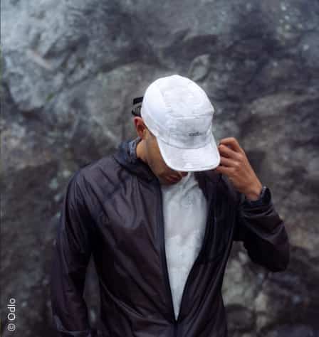 Mann mit weißem Cap