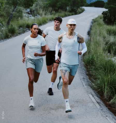 Gruppe an Läufer*innen in kurzen Laufhosen