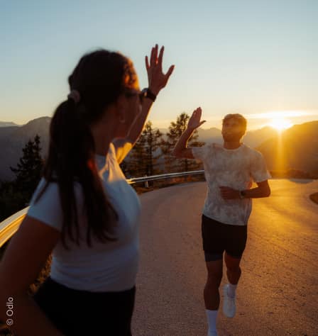 Zwei Läufer*innen mit kurzen Laufshirts