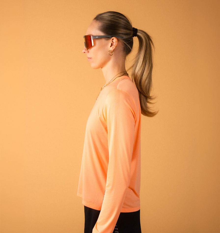 Läuferin mit orangefarbenem Laufshirt