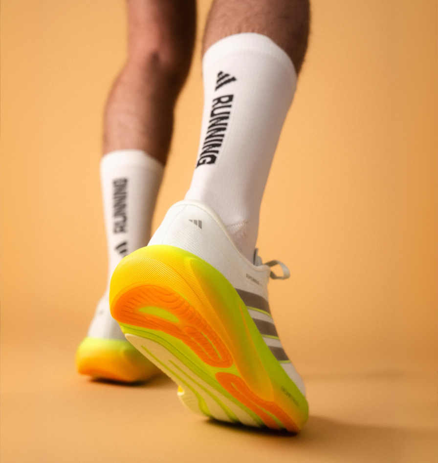 Person mit weißen Laufsocken