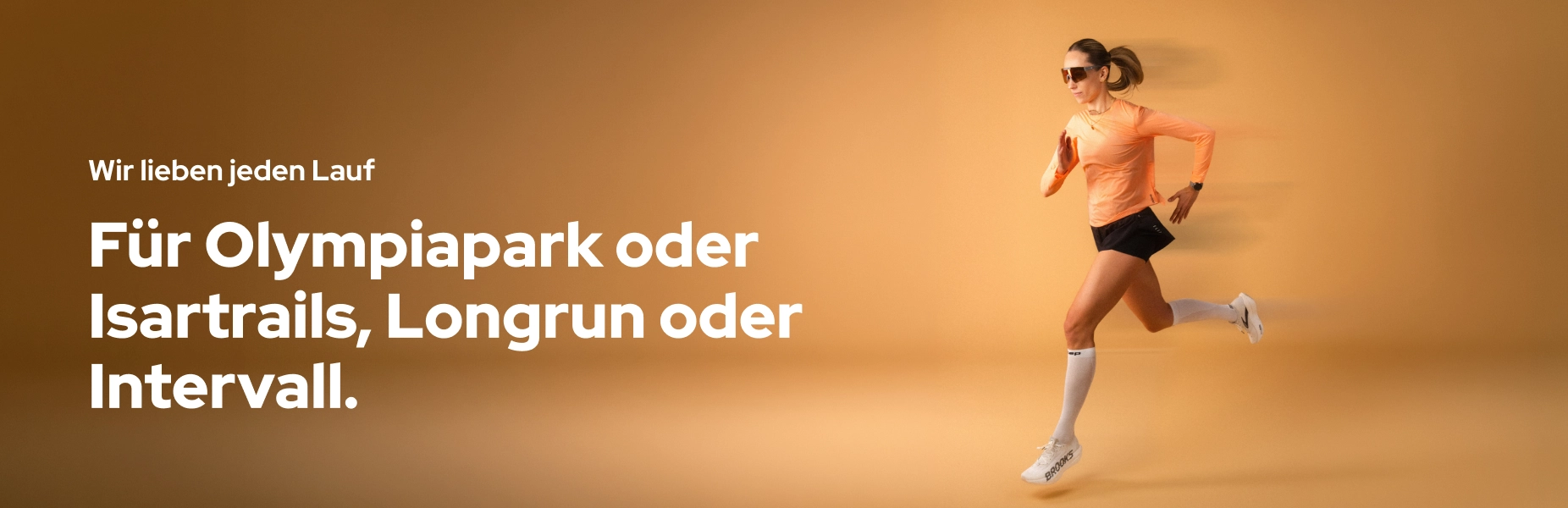 Läuferin auf orangefarbenem Hintergrund