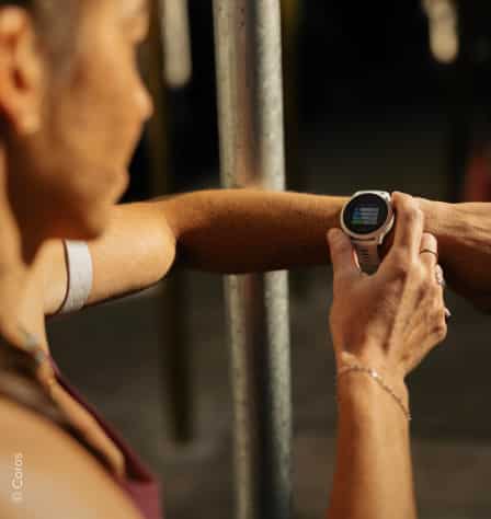 Person mit Coros Sportuhr am Arm