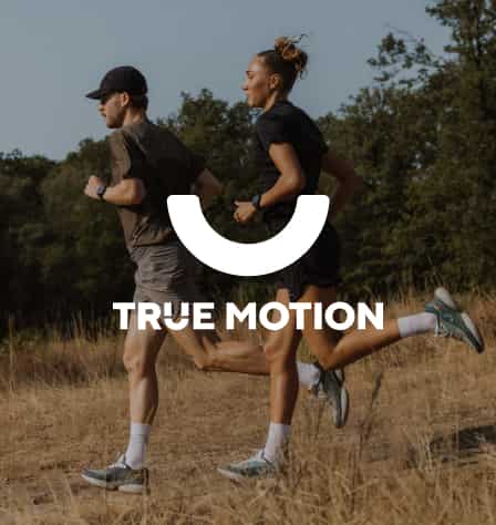 Zwei Läufer*innen und True Motion Logo
