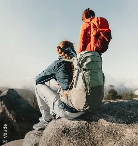 Zwei Personen mit Wanderrucksäcken