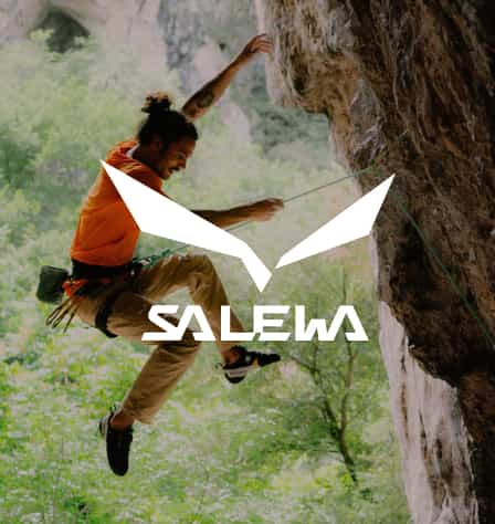 Kletterin und Salewa Logo