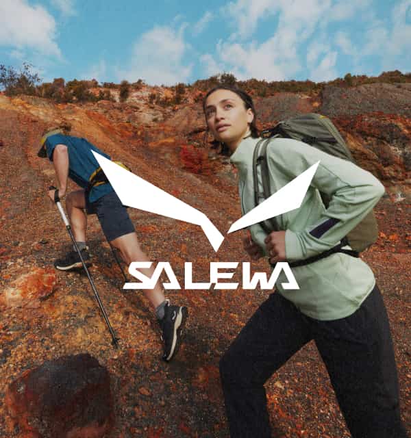Zwei Personen beim Wandern und Salewa Logo