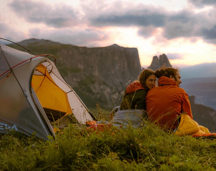 Paar neben Trekking-Zelt