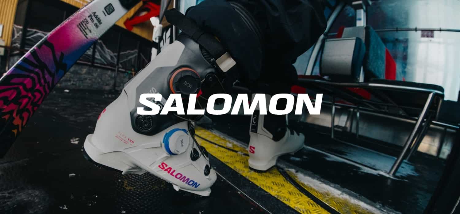 Nahaufnahme Skischuh und Salomon Logo