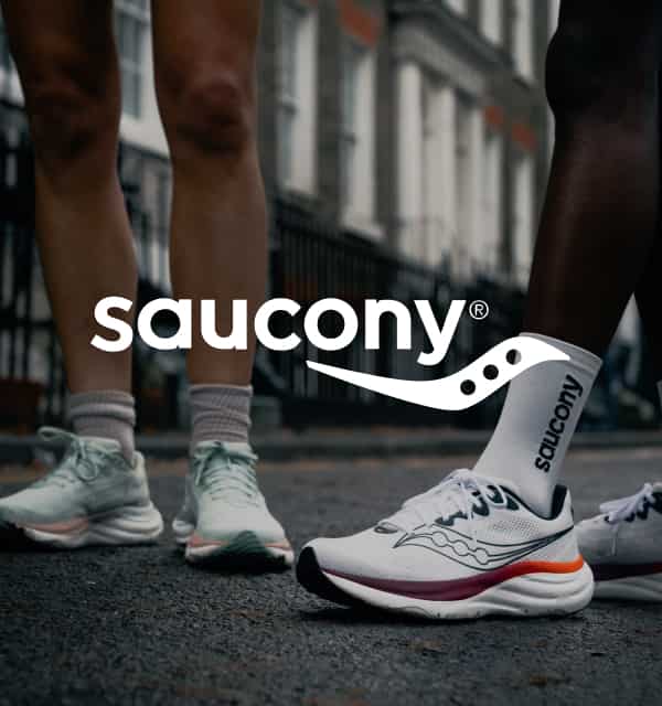 Zwei Paar Laufschuhe und Saucony Logo