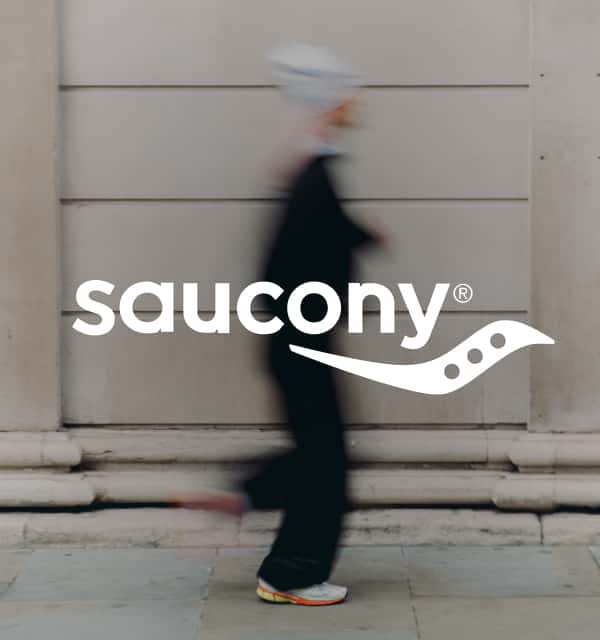Person mit Lifestyle Bekleidung und Saucony Logo