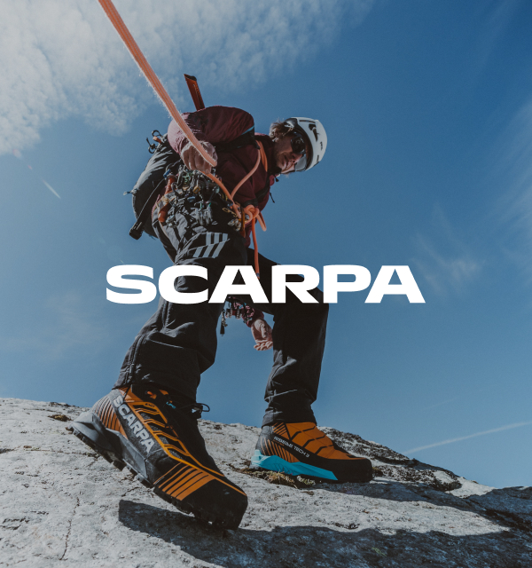 Person auf Hochtour und Scarpa Logo