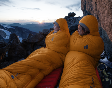 Zwei Personen in deuter Schlafsäcken