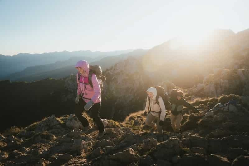 Personen in Schöffel Kleidung
