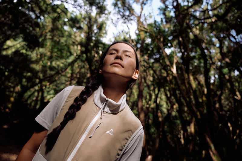 Frau in Schöffel Weste