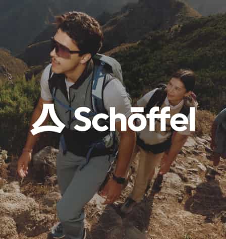 Zwei Personen mit Schöffel Wanderkleidung