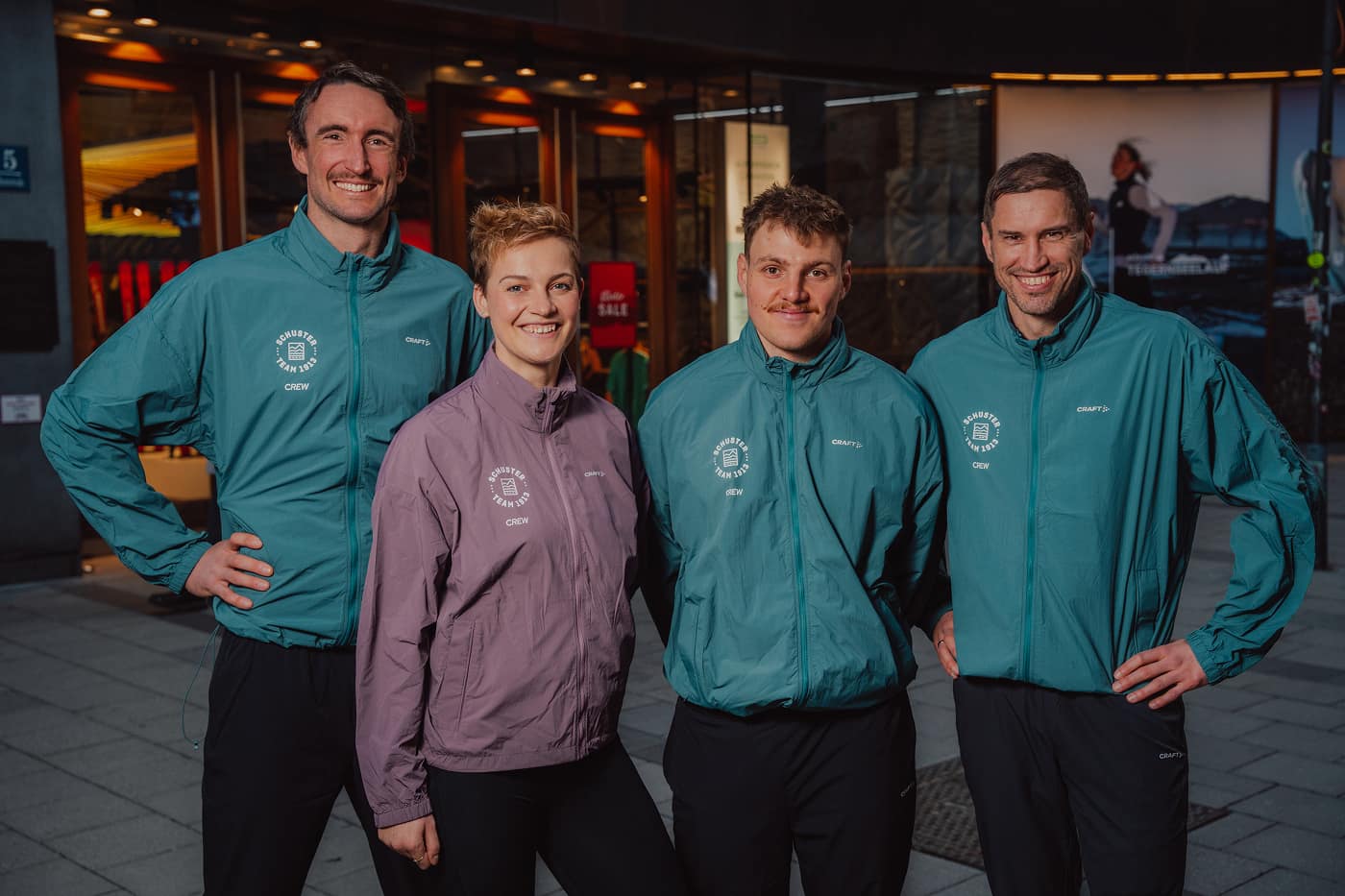 Die 4 Schuster Leads stehen vor dem Store in München