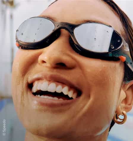 Frau mit Schwimmbrille