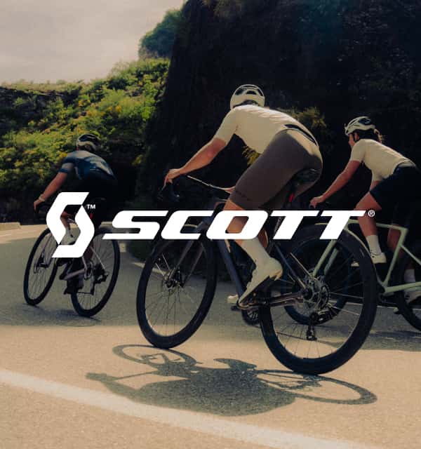Gruppe Rennradfahrer*innen und Scott Logo