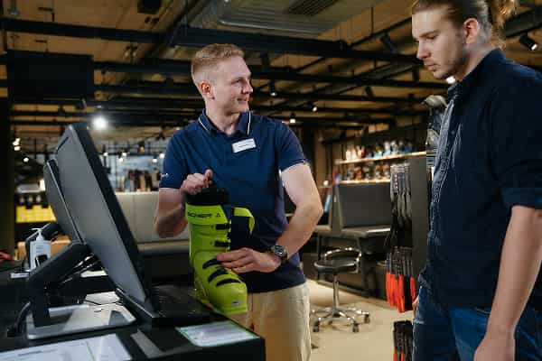 Beratung zu Ski & Skitouren bei Sport Schuster in München