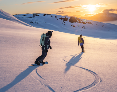 Zwei Snowboardfahrer mit deuter Lawinenrucksäcken