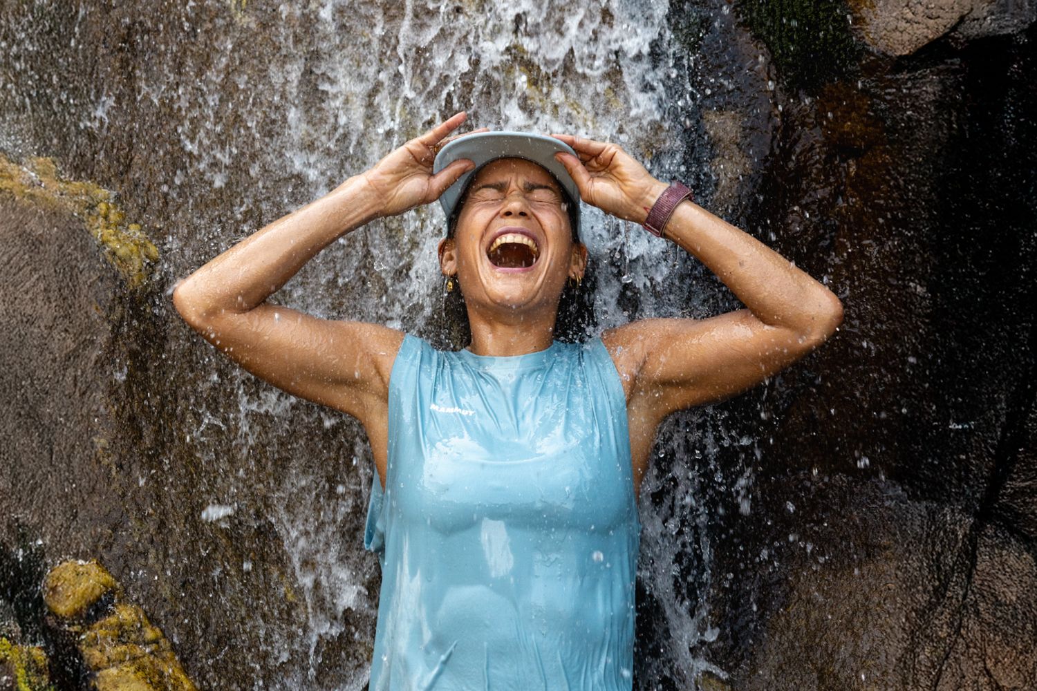 Frau unter Wasserfall
